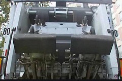 Un nourrisson jeté aux ordures sauvé grâce au retard des éboueurs Un nourrisson jeté aux ordures sauvé grâce au retard des éboueurs