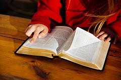 Pour punir sa fille de 9 ans, il lui rase les cheveux: “Elle avait mal recopié la Bible”