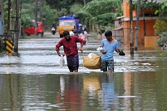 Inde: Une fillette casse sa tirelire et fait don de ses économies aux sinistrés des inondations du Kerala