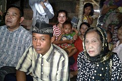 Indonésie : A 15 ans il tombe amoureux d'une femme de 73 ans et menaçait de se suicider s'il ne l'épouse pas