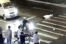 Une femme se fait écraser par deux voitures et meurt dans l’indifférence totale (vidéo)