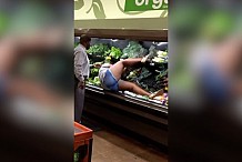 Droguée, elle se prend pour une limace au rayon légumes d’un supermarché (vidéo)