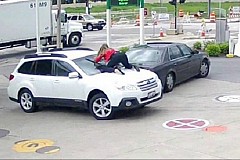 Elle saute sur le capot pour empêcher le vol de sa voiture - vidéo Elle saute sur le capot pour empêcher le vol de sa voiture - vidéo