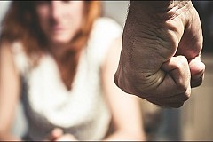 Il frappe sa femme parce qu'une voyante a prédit leur séparation Il frappe sa femme parce qu'une voyante a prédit leur séparation