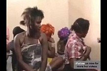  Kenya : Plusieurs femmes mariées surprises avec des jeunes garçons dans un hôtel de passe (vidéo)