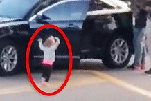 Son père arrêté par la police, la fillette sort de la voiture les mains en l'air