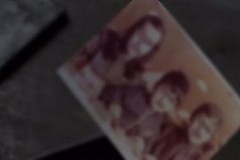 Elle découvre l'une de ses photos de famille dans une série télé et réclame 30.000 euros de dédommagement à la production Elle découvre l'une de ses photos de famille dans une série télé et réclame 30.000 euros de dédommagement à la production