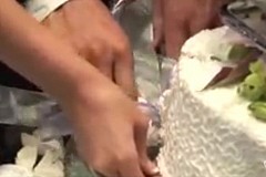 Le découpage du gâteau part en pugilat total entre le marié et la mariée