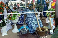 Ghana : Exposition du corps d'une restauratrice lors de ses funérailles