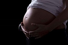 Indonésie : âgée de 15 ans, elle tombe enceinte de son frère