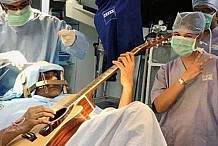 Il joue de la guitare pendant son opération de cerveau
