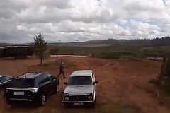 Un hélicoptère russe tire un missile par accident sur un parking (vidéo) Un hélicoptère russe tire un missile par accident sur un parking (vidéo)