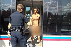 Complètement nu, un homme gifle un policier et se fait taser (vidéo)