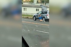 Un homme se fait trainer les fesses et les parties intimes par une voiture (vidéo)