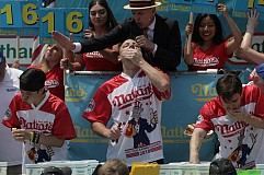 74 hot-dogs avalés en 10 minutes: un Américain bat son propre record du monde 74 hot-dogs avalés en 10 minutes: un Américain bat son propre record du monde