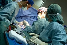 Un chirurgien agresse une infirmière en pleine opération - vidéo