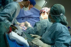 Un chirurgien agresse une infirmière en pleine opération - vidéo Un chirurgien agresse une infirmière en pleine opération - vidéo