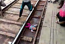 Un bébé passe sous un train et... s'en sort indemne