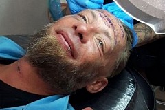 Il paye 100 euros un SDF pour qu'il se fasse tatouer son nom sur le front Il paye 100 euros un SDF pour qu'il se fasse tatouer son nom sur le front