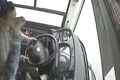 Chine : Une passagère gifle le conducteur d'un bus qui tombe dans le fleuve: 13 morts Chine : Une passagère gifle le conducteur d'un bus qui tombe dans le fleuve: 13 morts