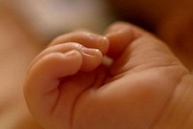 Un père jette son bébé d'un an du premier étage : l'enfant est dans un état critique