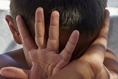 Il frappe son enfant de 5 ans parce qu'il a vomi dans son lit Il frappe son enfant de 5 ans parce qu'il a vomi dans son lit