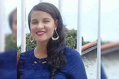 Une femme enceinte attachée à un tronc arbre et éventrée pour son bébé Une femme enceinte attachée à un tronc arbre et éventrée pour son bébé