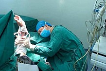 Chine: Un chirurgien héroïque s'endort sur son patient