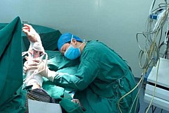 Chine: Un chirurgien héroïque s'endort sur son patient Chine: Un chirurgien héroïque s'endort sur son patient