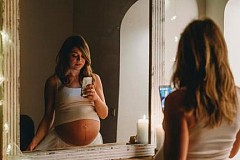 Elle se photographie enceinte, sa photo atterrit sur un site porno