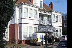 Un homme tue sa mère en la jetant du balcon de leur étage et donne ses raisons Un homme tue sa mère en la jetant du balcon de leur étage et donne ses raisons