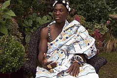 Découvrez ce roi africain qui travaille comme jardinier au Canada pour développer son village