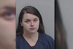 Elle laisse ses filles de 5 et 6 ans se faire violer pour 200 dollars Elle laisse ses filles de 5 et 6 ans se faire violer pour 200 dollars