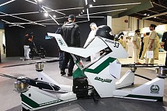 La police de Dubaï va se doter d'une moto volante et de policiers robots