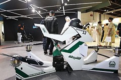 La police de Dubaï va se doter d'une moto volante et de policiers robots La police de Dubaï va se doter d'une moto volante et de policiers robots