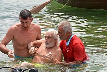 Macédoine: Il parcours plus de 3.000 mètres à la nage les mains et pieds liés et bat un record mondial