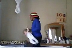 Une nounou filmée en train de maltraiter un bébé (vidéo) Une nounou filmée en train de maltraiter un bébé (vidéo)