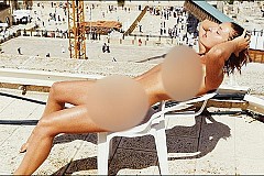 Elle pose nue près du mur des lamentations à Jérusalem et crée un gros scandale Elle pose nue près du mur des lamentations à Jérusalem et crée un gros scandale