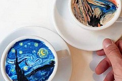 Il reproduit des oeuvres d'art dans une tasse de café
