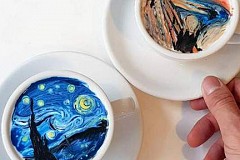 Il reproduit des oeuvres d'art dans une tasse de café Il reproduit des oeuvres d'art dans une tasse de café