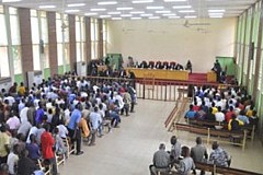 Il se marie avec l'identité de son petit frère. Sa femme l'accuse d'usurpation d’identité après 14 ans de mariage et réclame plus de 60 millions de FCFA Il se marie avec l'identité de son petit frère. Sa femme l'accuse d'usurpation d’identité après 14 ans de mariage et réclame plus de 60 millions de FCFA
