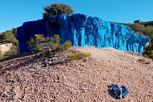 Marseille: Un artiste peint un rocher en bleu après un «coup de foudre», le propriétaire le poursuit