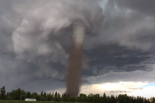 Un Canadien tond tranquillement sa pelouse alors qu'une tornade approche - vidéo