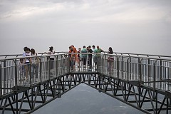 Chine: Une passerelle vertigineuse en verre défie les records - vidéo