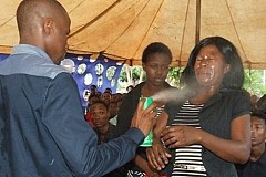 Afrique du Sud: Un «prophète» soignait ses fidèles à l'insecticide Afrique du Sud: Un «prophète» soignait ses fidèles à l'insecticide