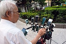 TAÏWAN : un papy chasse les pokémons avec 11 smartphones