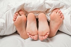 
Ils surprennent un couple d'inconnus en pleins ébats sexuels dans le lit de l'enfant