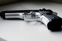 États-Unis : un enfant de deux ans se tue en jouant avec un pistolet caché sous un oreiller