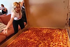 La plus grande pizza jamais livrée à domicile La plus grande pizza jamais livrée à domicile