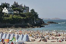 Un enfant de 11 ans meurt en creusant un trou sur la plage